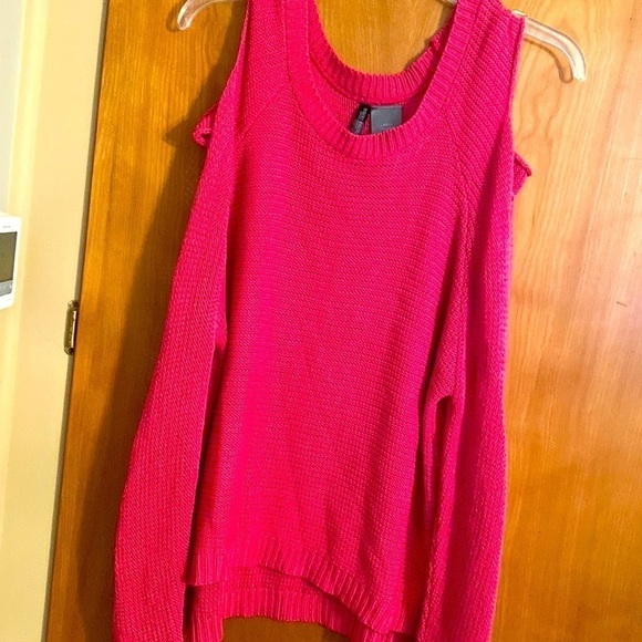 Woman’s Sweater - Picture 1 of 3